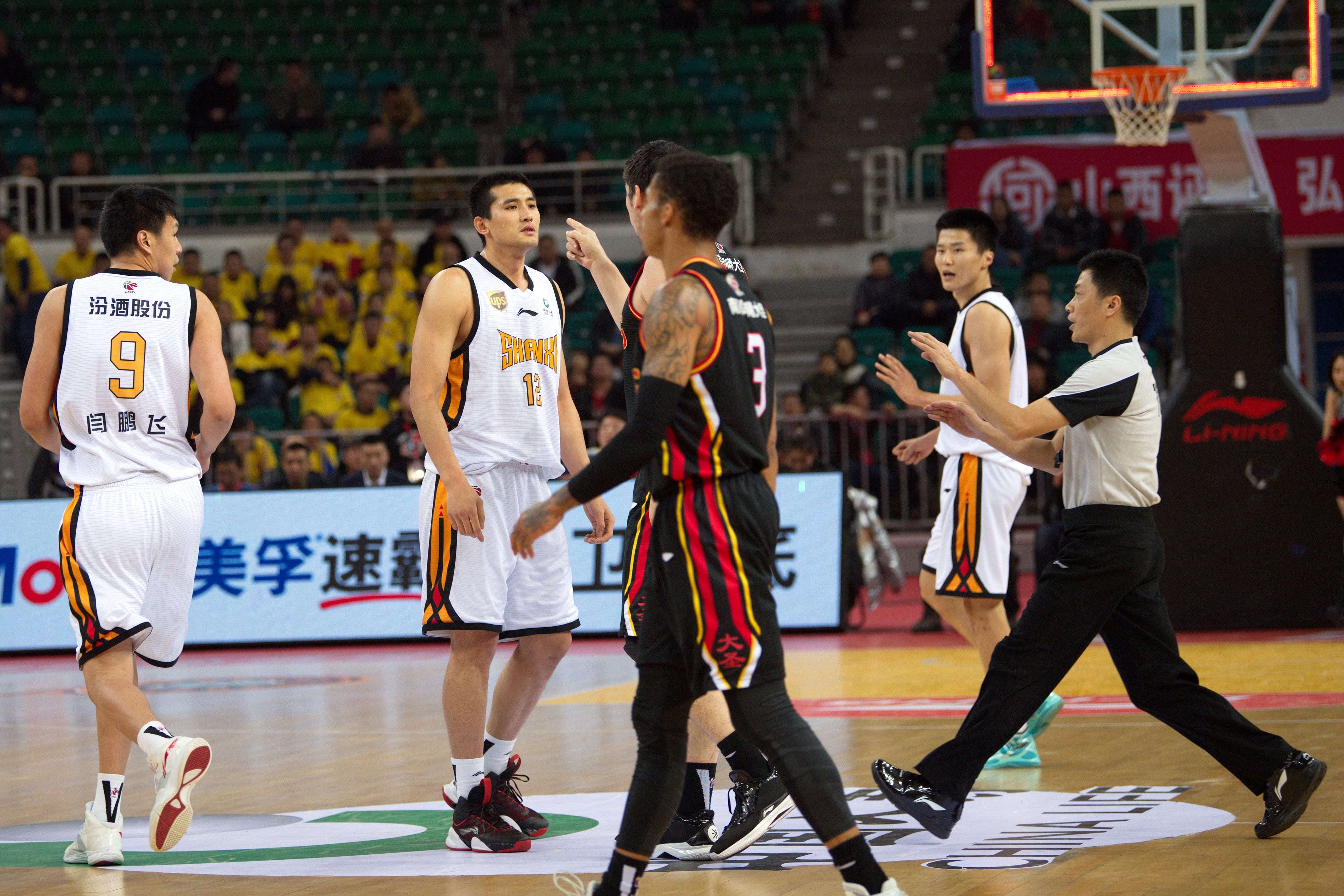 A在玩掷骰 A在玩掷骰